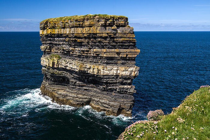 Скала Святого Патрика в Ирландии - наглядное пособие по формированию земной поверхности: каждый слой - несколько столетий
