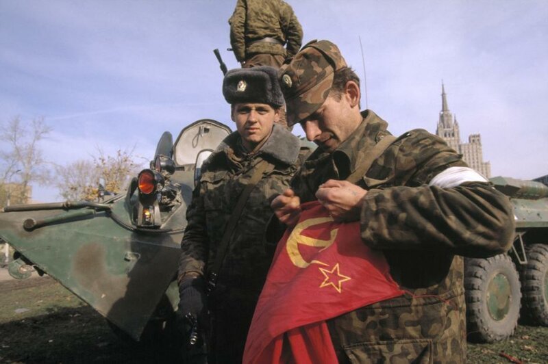  Военнослужащий Таманской дивизии разрывает флаг Советского Союза сорванный с Дома Советов. 5 октября 1993 года 