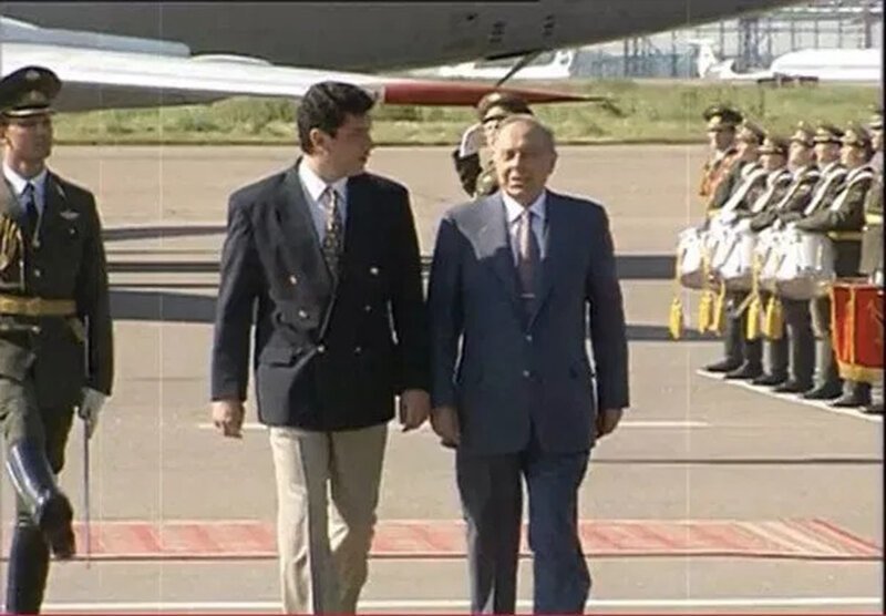 Борис Немцов встречает в аэропорту президента Азербайджана Гейдара Алиева. 2 июля 1997 г. 
