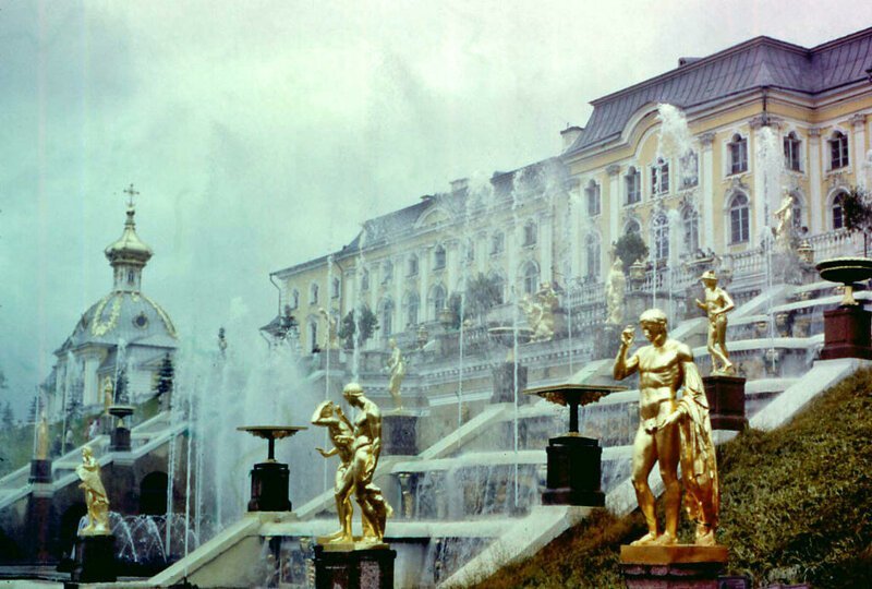 5. Петергоф — летний дворец и любимое место отдыха горожан и тогда, и сейчас.