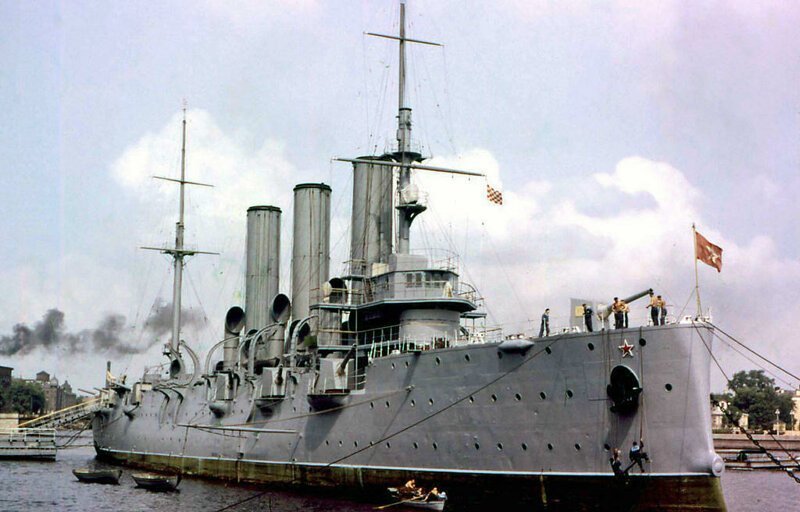 4. Крейсер «Аврора» — символ Октябрьской революции 1917 года.