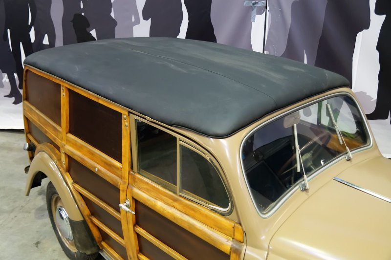 Рамки лобового стекла и окон передних дверей — металлические, аналогичные ''донорскому'' седану Москвич 400-420