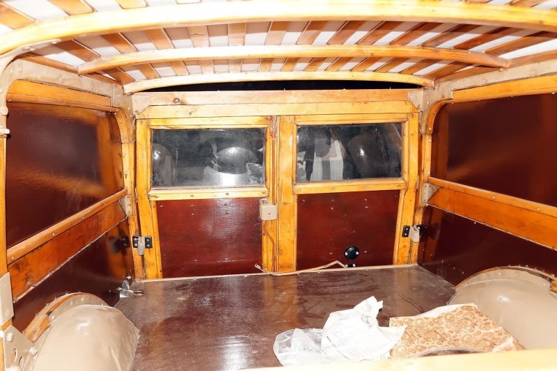 Вид на грузовой отсек из салона. Высокий пол обусловлен наличием ''горба'' заднего моста, который у седана скрыт задним диваном
