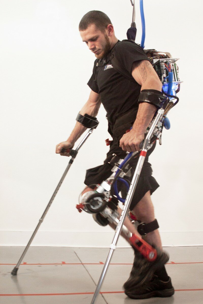 Экзоскелет, помогающий двигаться парализованным