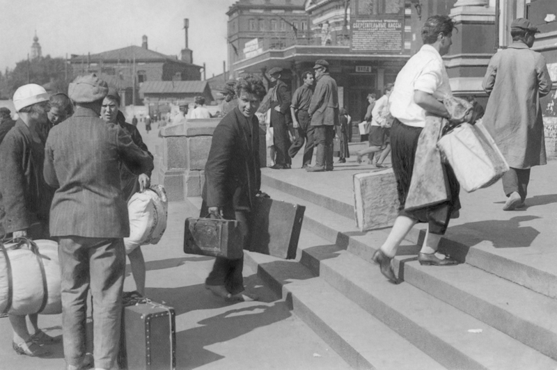 Курский вокзал, путешественники с чемоданами перед станцией