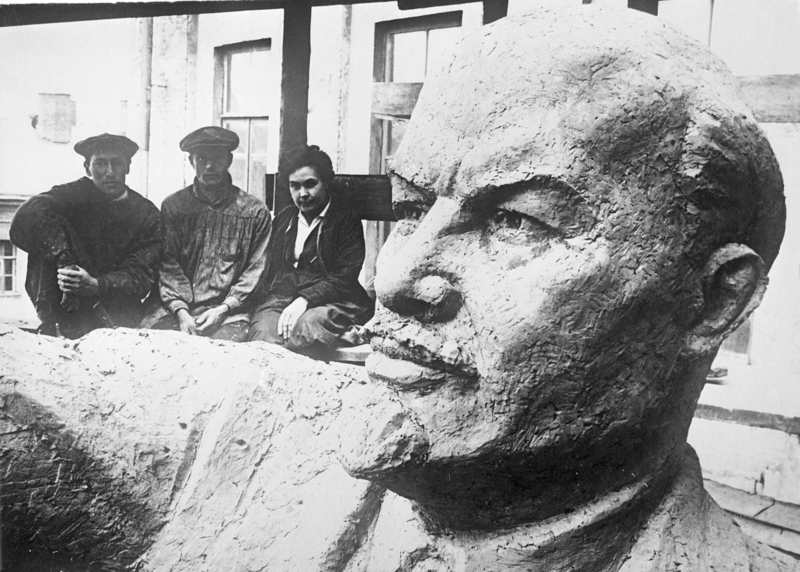 Этот большой бюст Ленина был установлен на одной из главных площадей Москвы 21 января, через пять лет после его смерти