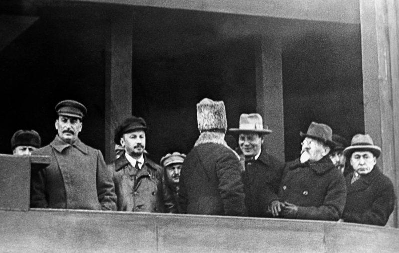 Празднование 12-й годовщины революции. Иосиф Сталин, Николай Бухарин и другие советские государственные деятели на трибуне