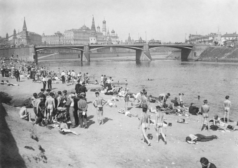 Люди, купающиеся в Москве-реке