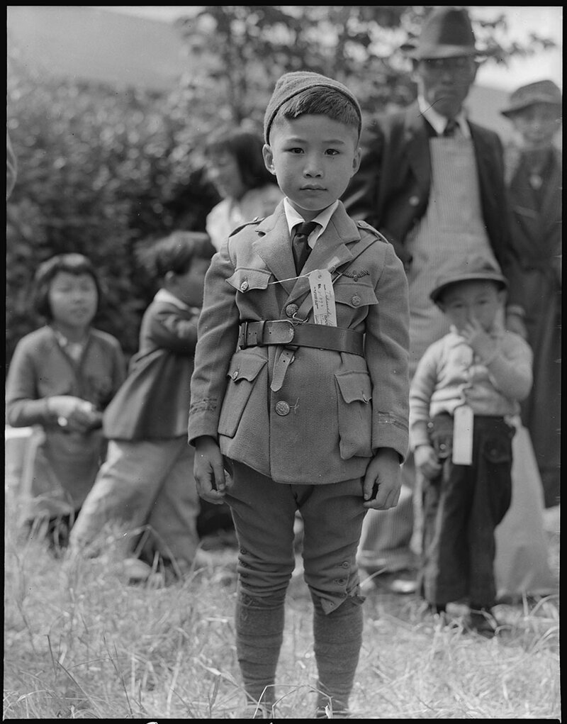 6. Сентервилл, Калифорния. Японский мальчик в ожидании эвакуационного автобуса