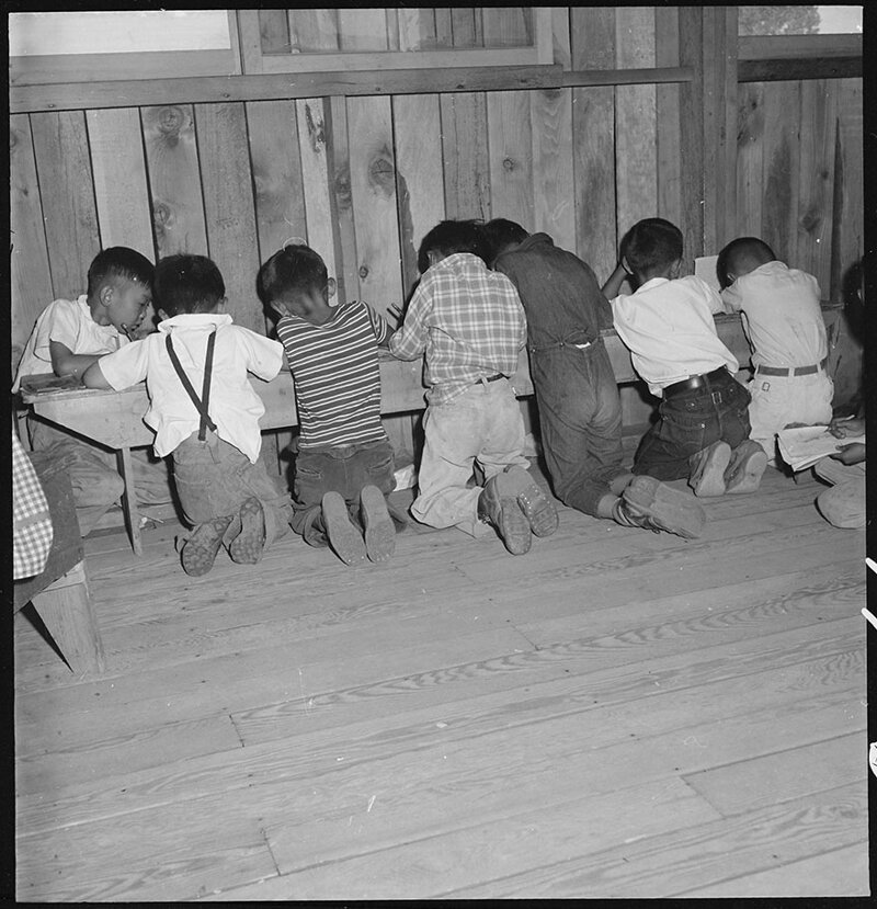 3. Манзанар, Калифорния. Ученики третьего класса делают задание на уроке арифметики в первой организованной начальной школе. Какое-либо школьное оборудование на момент снимка не было доступно