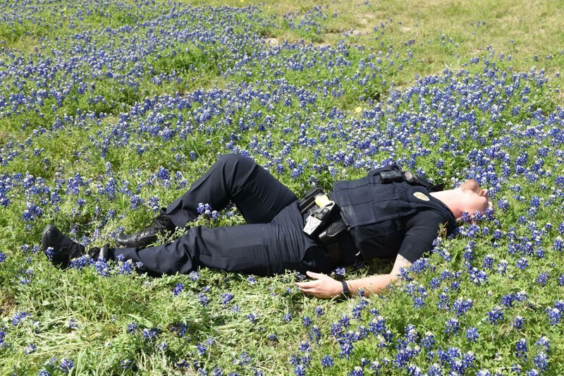Полицейские США устроили цветочную фотосессию и покорили соцсети ?