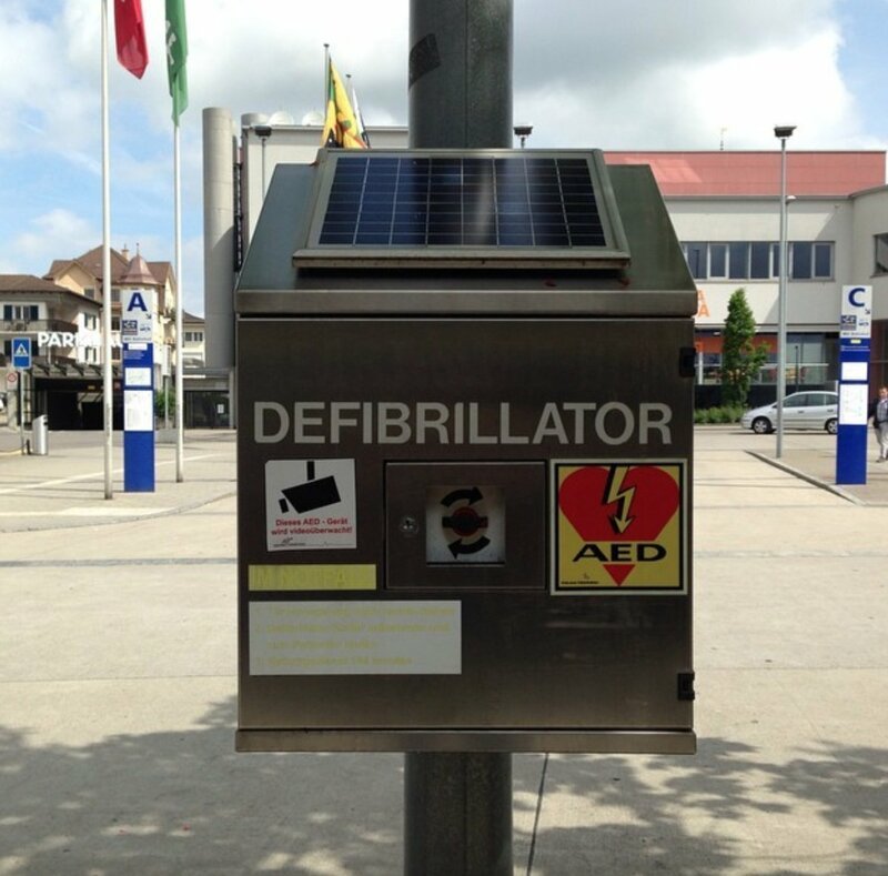 На всех швейцарских вокзалах стоят дефибрилляторы