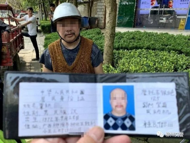 Мотоциклист из Китая предъявил полицейским права,  нарисованные от руки