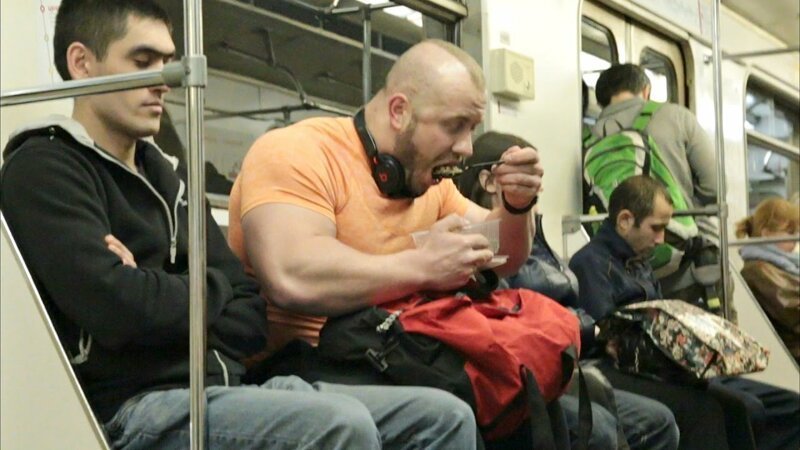 2. Ещё один моветон - поглащать пищу в метро (особенно с острым запахом)