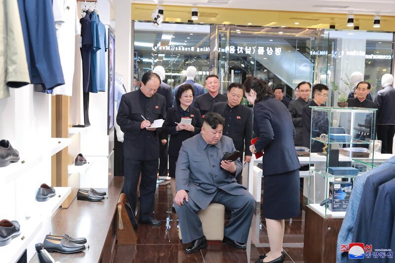 Ким Чен Ын примерил ботинок и стал героем фотожаб и мемов
