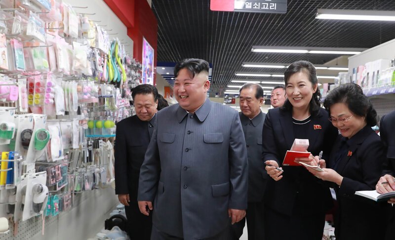 Ким Чен Ын примерил ботинок и стал героем фотожаб и мемов