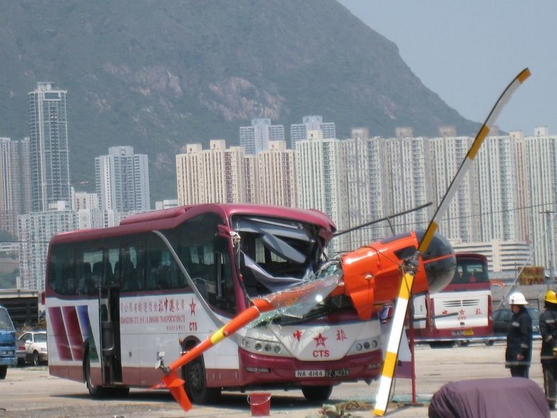 В Китае небольшой вертолет упал на туристический автобус
