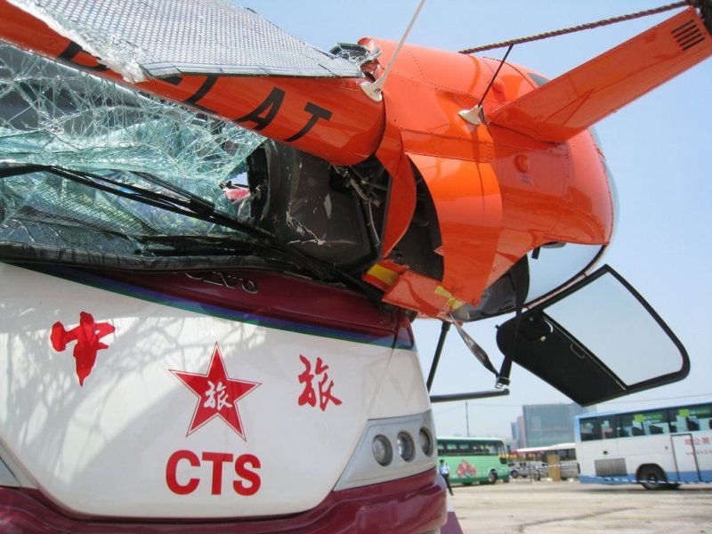 В Китае небольшой вертолет упал на туристический автобус