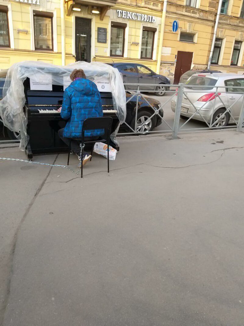 В Петербурге на улицу кто-то вынес пианино, и прохожие доказали, что живут в культурной столице