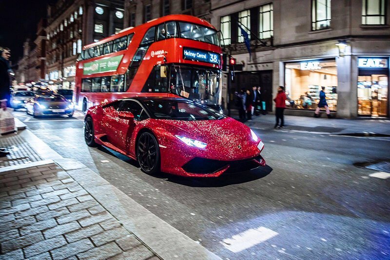 Год назад подобную модификацию Радионова проделала со своим красным Lamborghini Huracan LP610-4 - на кузов автомобиля приклеили 1,3 млн страз