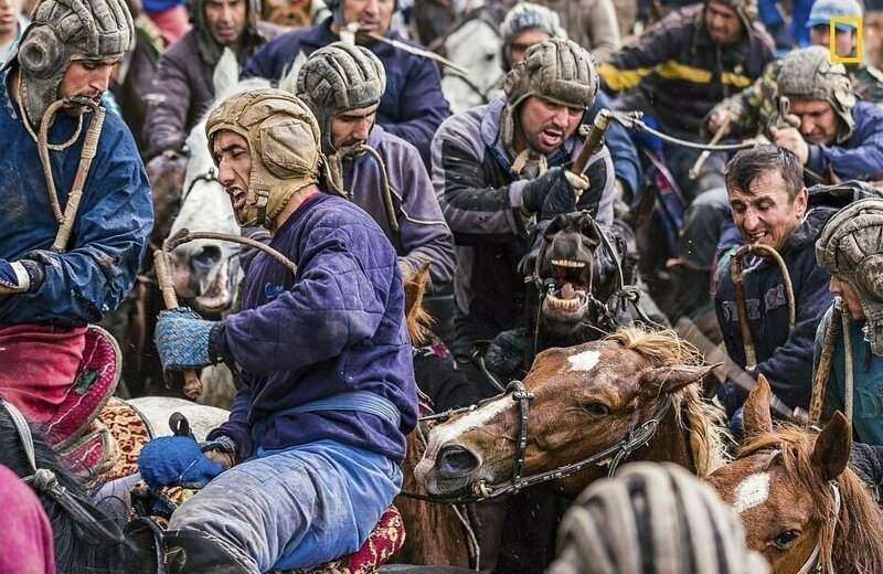 Бузкаши - игра, распространенная в странах Центральной Азии. Это своего рода поло на лошадях, вот только вместо мяча используется обезглавленная туша козла (Фото: Йеспер Анхед) 