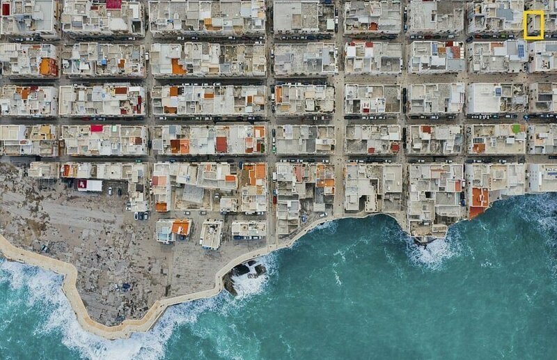 Фотограф Джованни Веччиато рассказал о своей работе: "Мне нравится, как выглядит порядок жилых блоков против беспорядка побережья и буйного моря" 