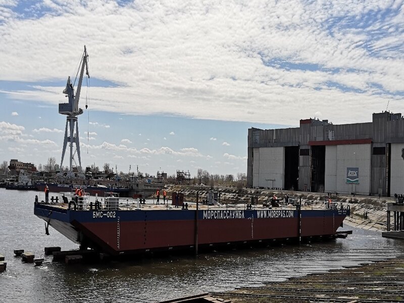 На СЗ «Лотос» спущена на воду несамоходная баржа-площадка