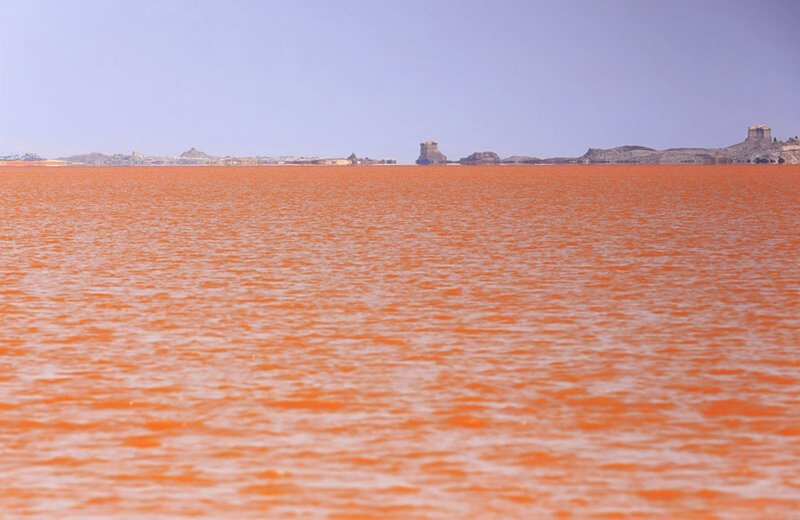 Оранжевые воды озера Карум. Фото: Руайссвальд (Rweisswald: Shutterstock)
