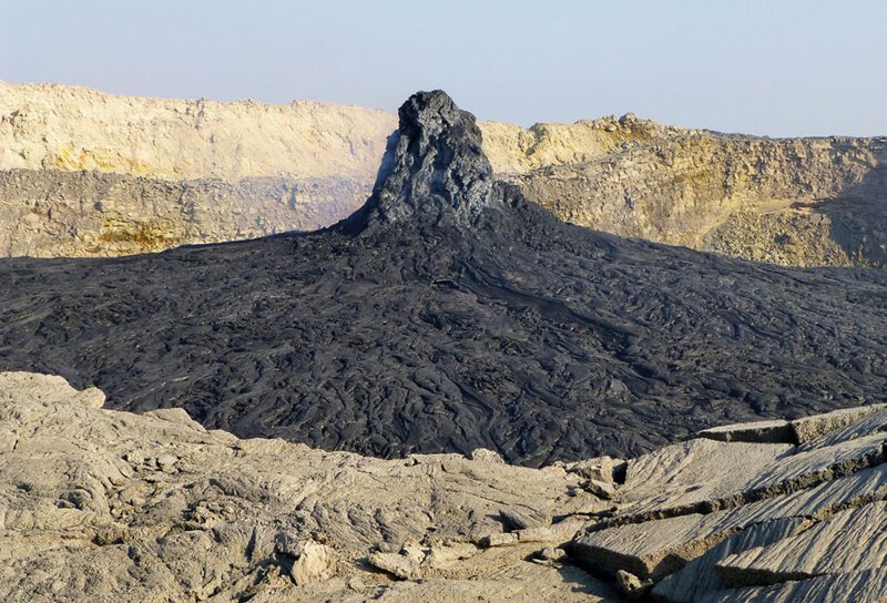 Застывшая лава у кратера. Фото: Жи-Элль (Ji-Elle)