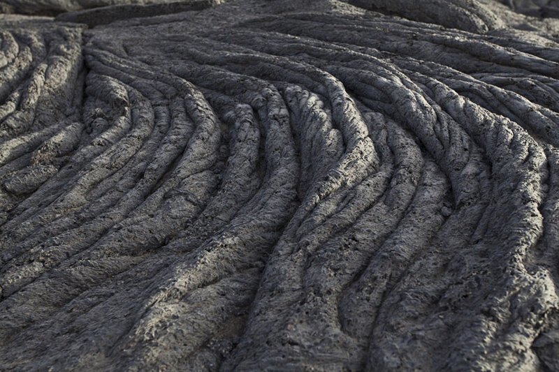 Застывший поток лавы от кратера вулкана. Фото: Анастасия Коро (Anastasia Koro: Shutterstock)