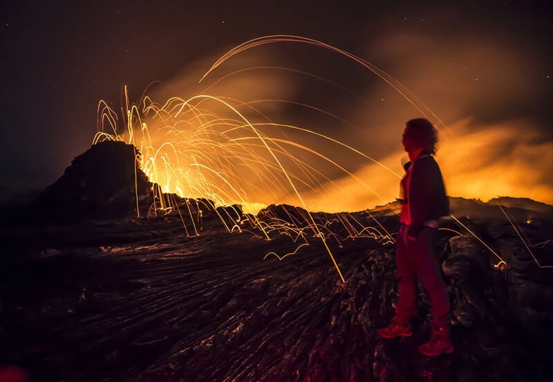 Фото с выдержкой около кратера активного вулкана Эрта-Але. Фото: Майк Коростелев (Mike Korostelev: Getty)