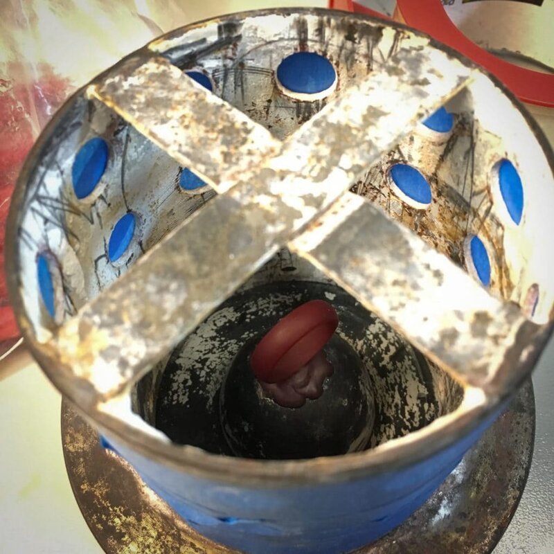 Модель кольца помещается в специальный сосуд и заливается смесью