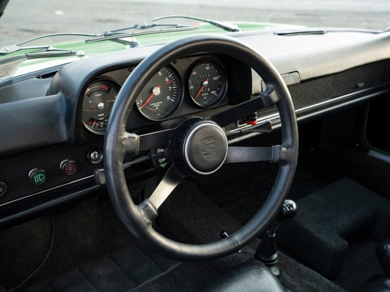 Приборы и руль от Porsche 911, но много фурнитуры от VW