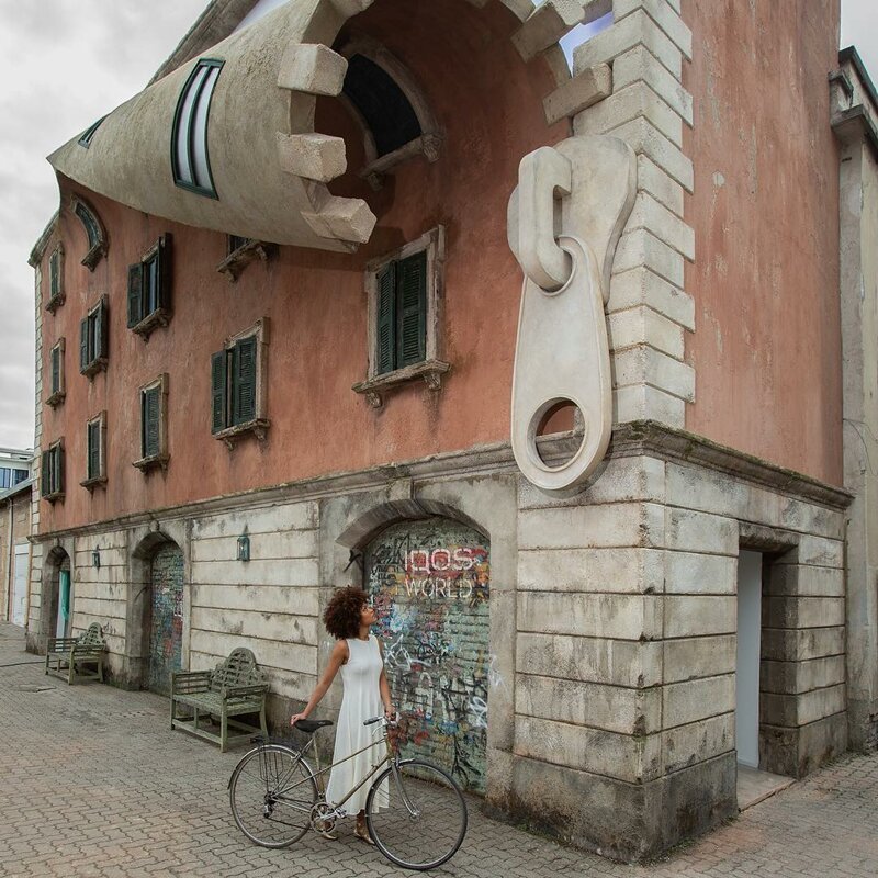Британский художник «расстегнул» здание в центре Милана