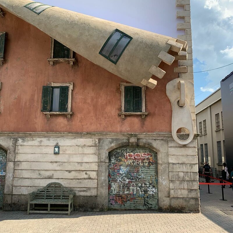 Британский художник «расстегнул» здание в центре Милана