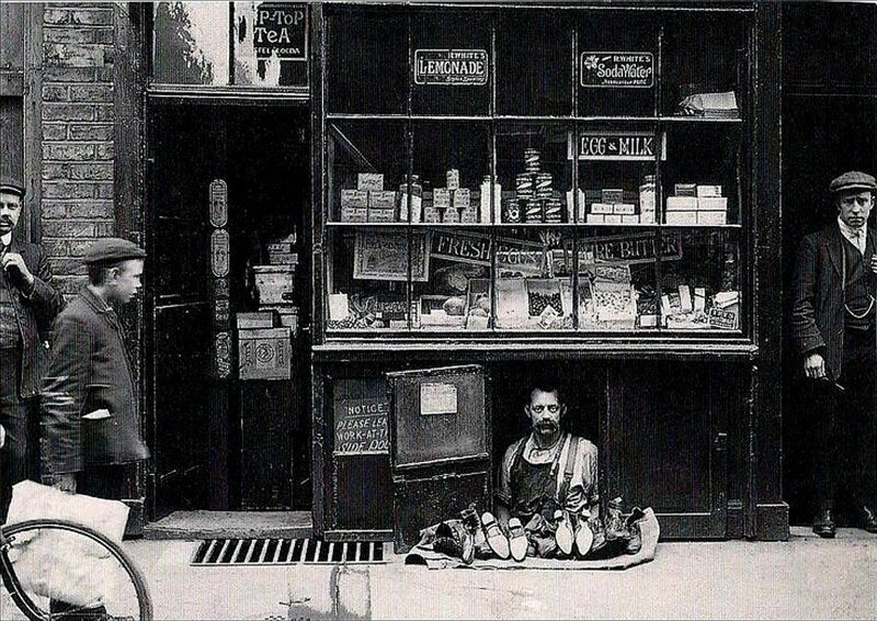 «Самый маленький магазин в Лондоне» - продавец обуви с магазином 1,2 квадратных метра, 1900 