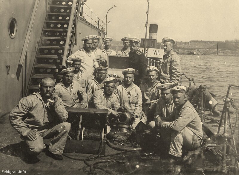  Группа матросов на палубе линейного корабля «Севастополь» после подъёма водолаза. 1915 год. 