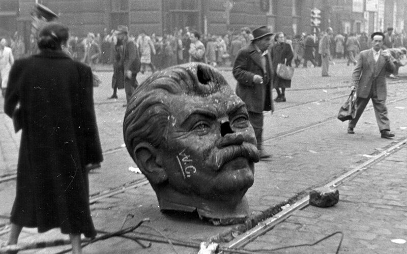  Голова статуя Иосифа Сталина на улицах Будапешта во время Венгерской революции 1956 года . 