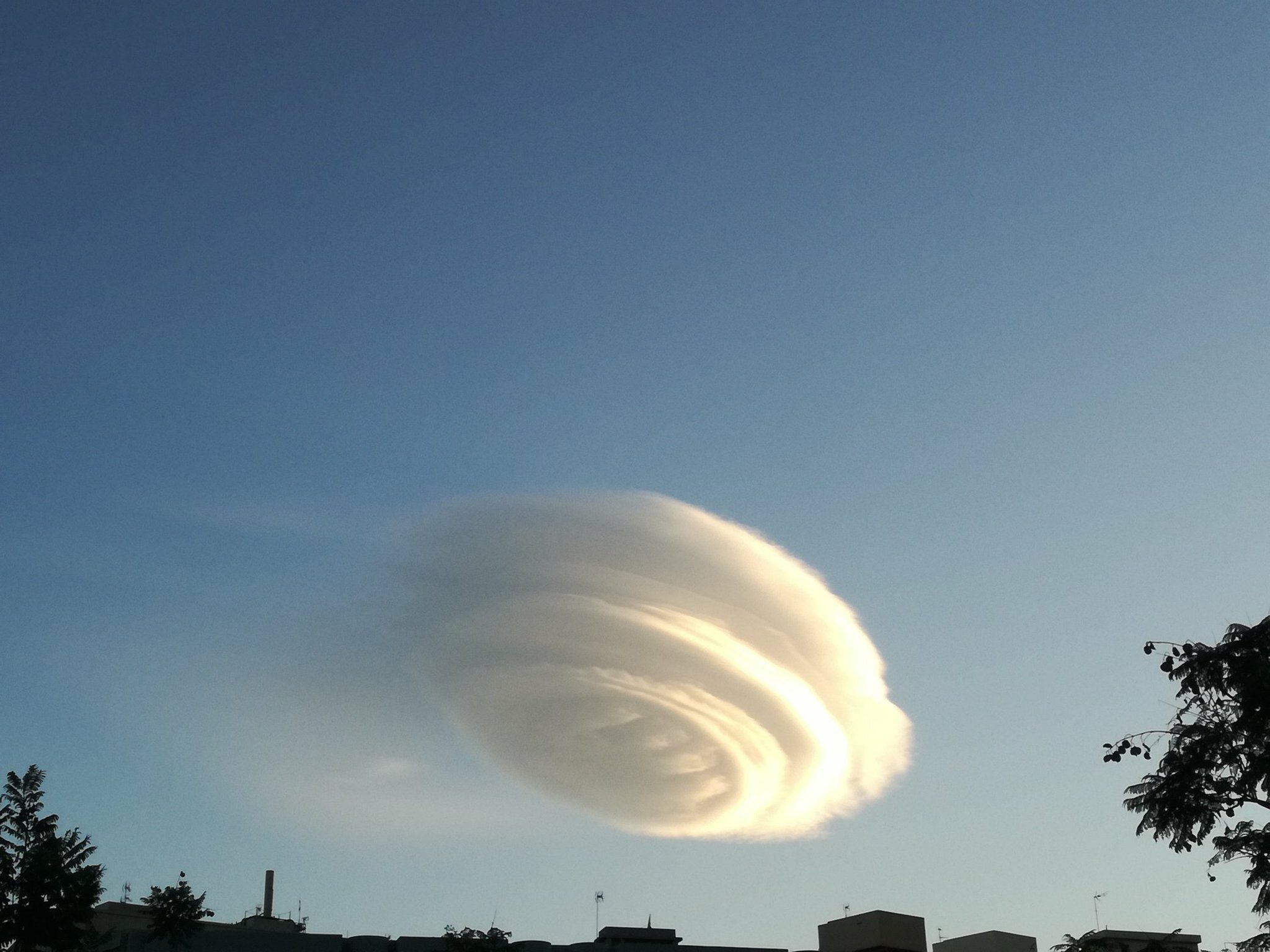 Flying object. НЛО. НЛО В небе. Необычные облака. Неопознанный летающий объект в небе.