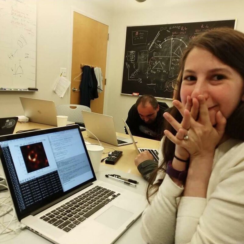 А это Кэти Боумэн, разработавшая алгоритм, позволивший запечатлеть чёрную дыру, в момент проявления изображения.