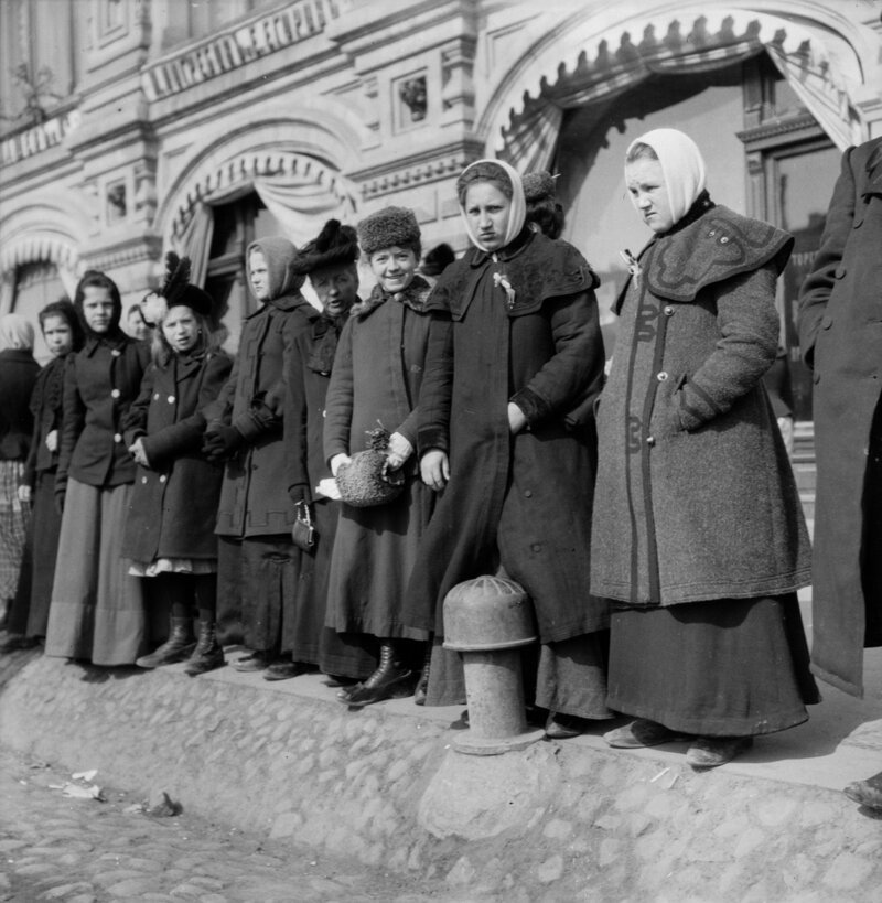 Женщины возле Торговых рядов на Красной площади