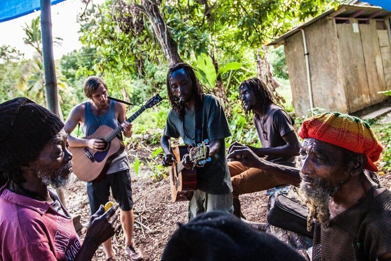 11. "Играю на гитаре с ямайскими растаманами"