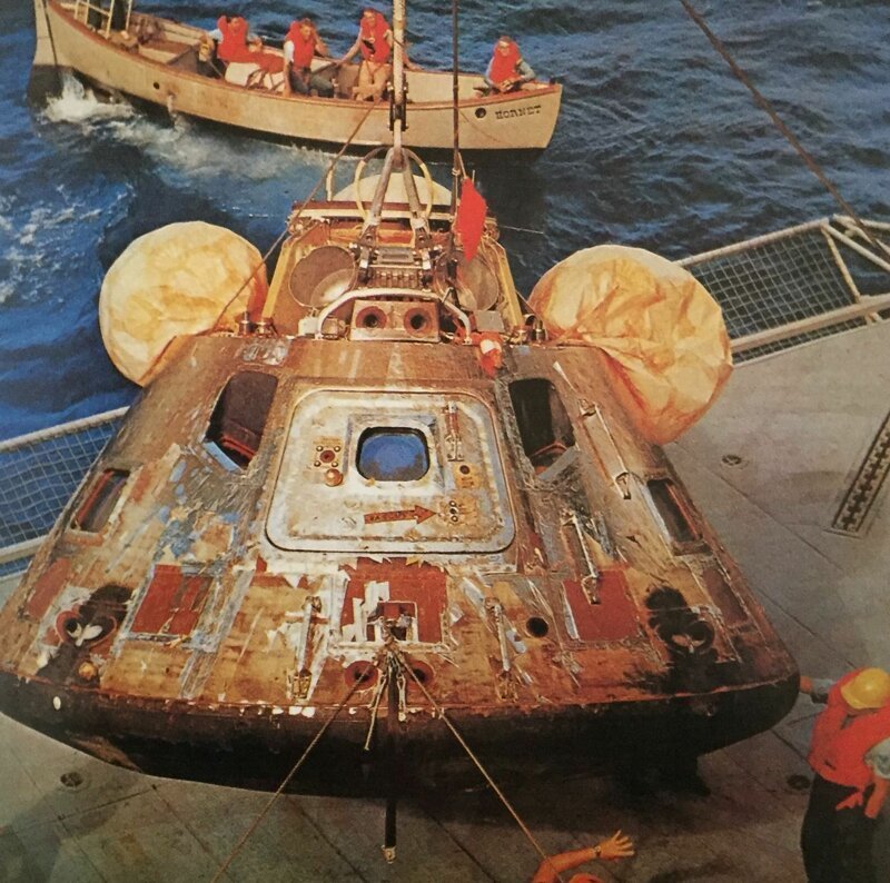 Командный модуль Аполлон 8 после возвращения на Землю, 27 декабря 1968 года, Тихий океан