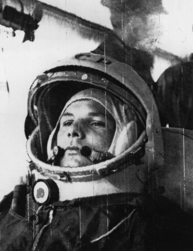 Юрий Гагарин на пути к своему космическому кораблю