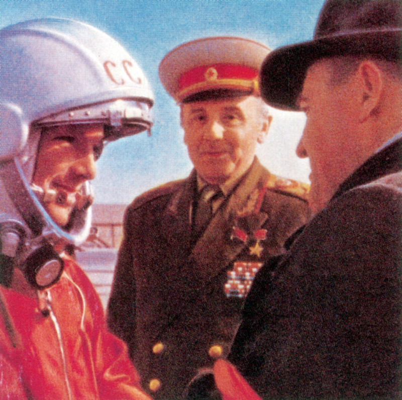 Юрий Гагарин на стартовой площадке на космодроме Байконур прощается с Сергеем Королевым