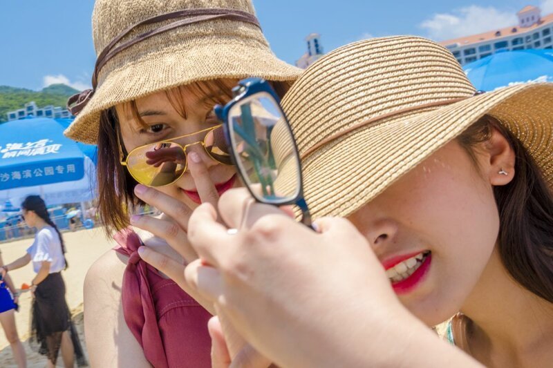 Одержимость Китая смартфонами и Силиконовый пляж в фотографиях Олега Толстого