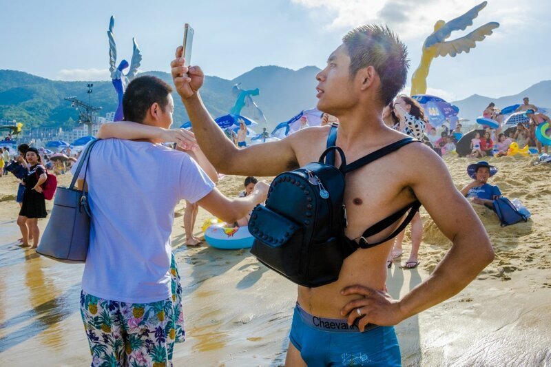 Одержимость Китая смартфонами и Силиконовый пляж в фотографиях Олега Толстого