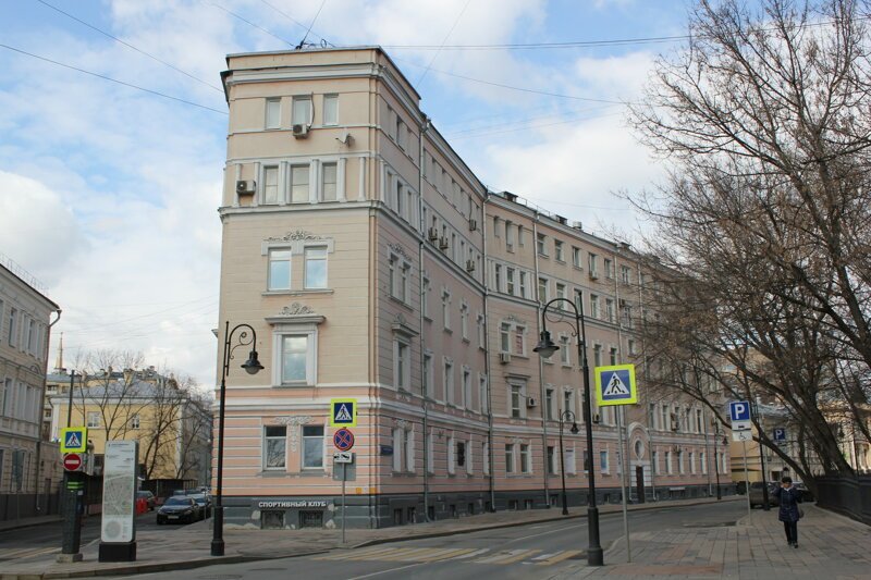 На стрелке Гранатного переулка и Спиридоновки стоит здание причудливой формы.