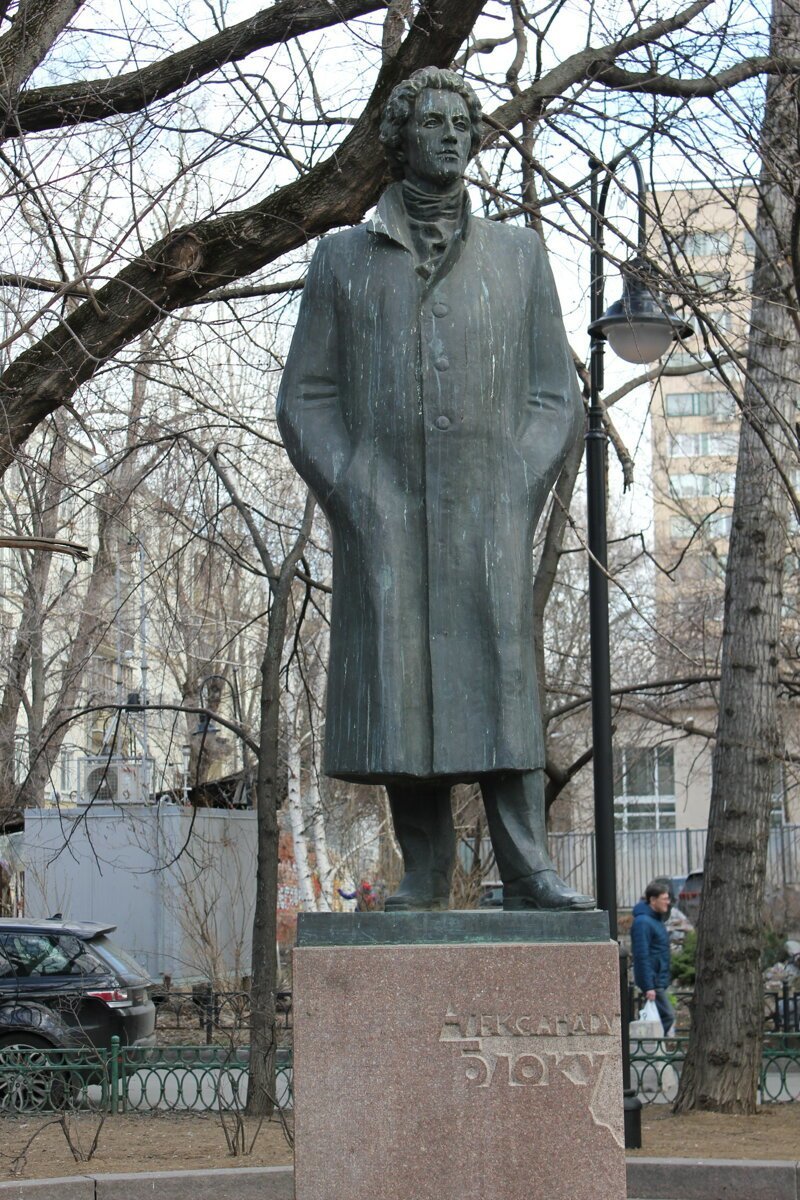 На другой стороне улицы в скверике установлен памятник Александру Блоку, который гостил пару недель в соседнем доме.