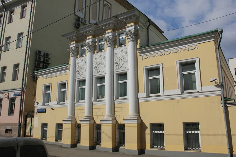 Если на пару десятков метров зайти во Вспольный переулок, можно увидеть здание городской усадьбы Мочаловой, построенное в середине 19-го века.